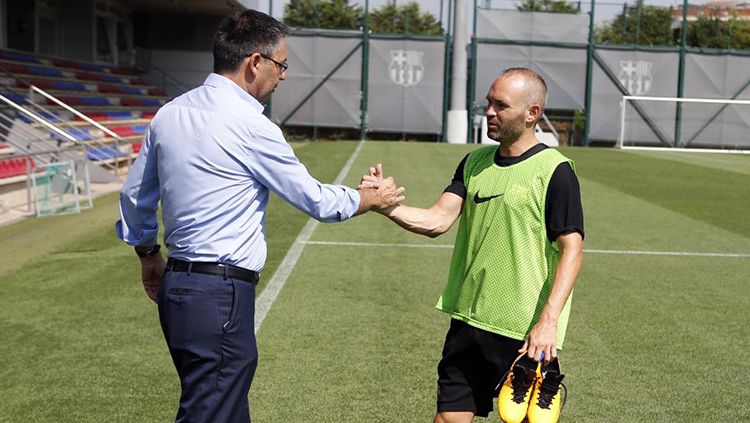Josep Maria Bartomeu menemui langsung Andres Iniesta. Copyright: © getty images