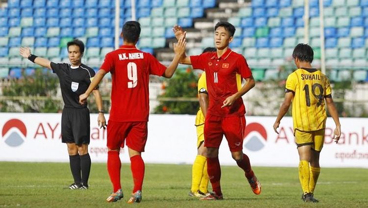 Selebrasi pemain Timnas Vietnam U-19 usai bantai Brunei. Copyright: © Dika Kawengian/Jawa Pos