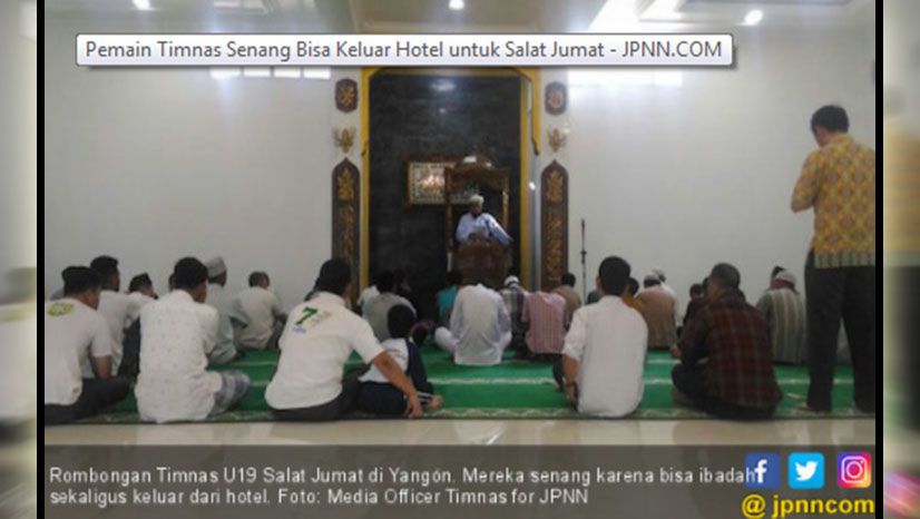 Penggawa Timnas U-19 salat jumat bareng dekat masjid di KBRI Yangon - Myanmar Copyright: © jpnn