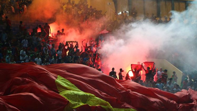 Suporter Vietnam menyalakan flare dalam perhelatan semifinal Asian Games 2018 di Indonesia. Copyright: © thanhnien.vn