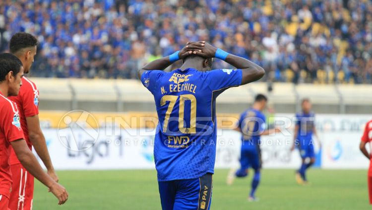 Ezechiel N'Douassel, tertunduk di laga Persib Bandung melawan Semen Padang. Copyright: © Gita Agiet/INDOSPORT