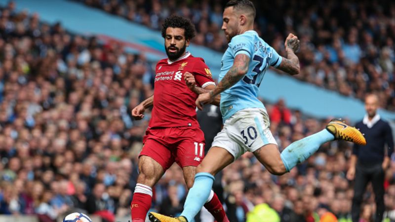 Gelandang serang Liverpool, Mohamed Salah (kiri) saat berduel dengan bek Man City, Nicolas Otamendi dalam pertandingan di Liga Primer Inggris. Copyright: © getty images