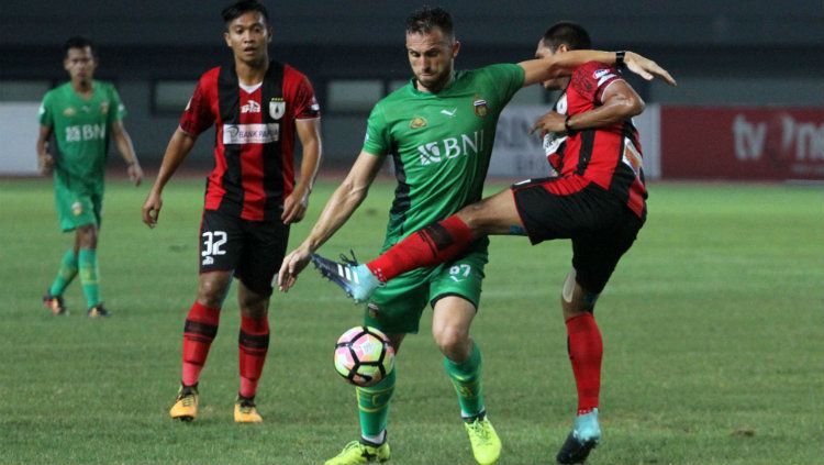 Aksi Striker Bhayangkara FC, Ilija Spasojevic, saat Kontra Persipura. Copyright: © Bhayangkara FC