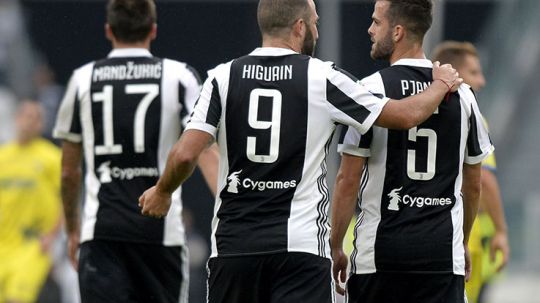 Gonzalo Higuain dan Miralem Pjanic (kanan) usai mencetak gol untuk Juventus. Copyright: © Juventus FC