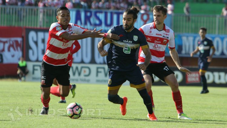 Jose Coelho dipercaya sebagai kapten tim Persela Lamongan. Copyright: © Ian Setiawan/INDOSPORT