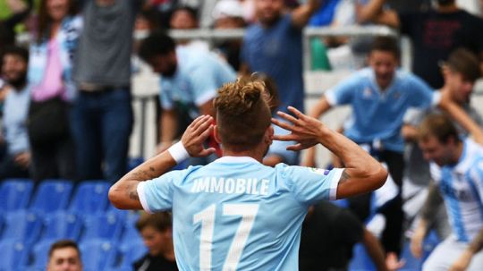 Selebrasi Ciro Immobile usai mencetak gol di Serie A. Copyright: © Squawka News