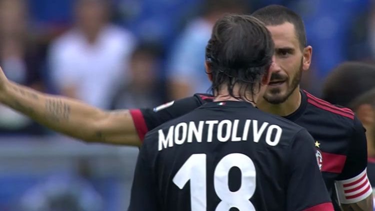 Leonardo Bonucci dan Ricardo Montolivo tak bisa berbuat banyak saat Milan kalah dari Lazio. Copyright: © Squawka News