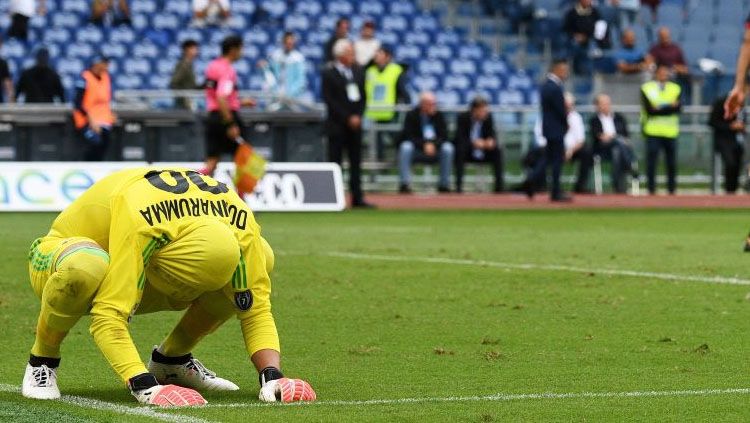 Wajah lesu Gianluigi Donnarumma usai diberondong gol oleh pemain Lazio. Copyright: © Squawka News