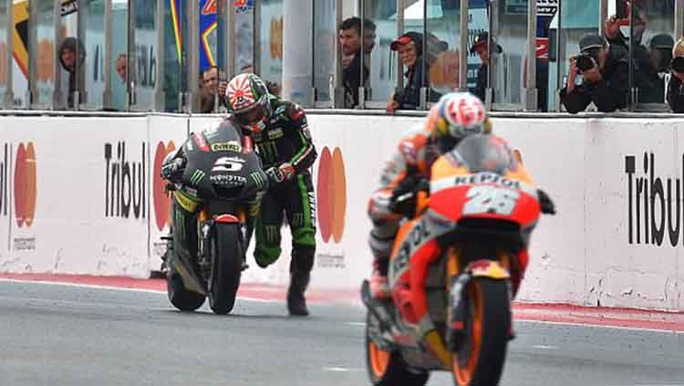 Aksi nekat Johann Zarco yang menuntun motornya hingga garis finis. Copyright: © Daily Mail