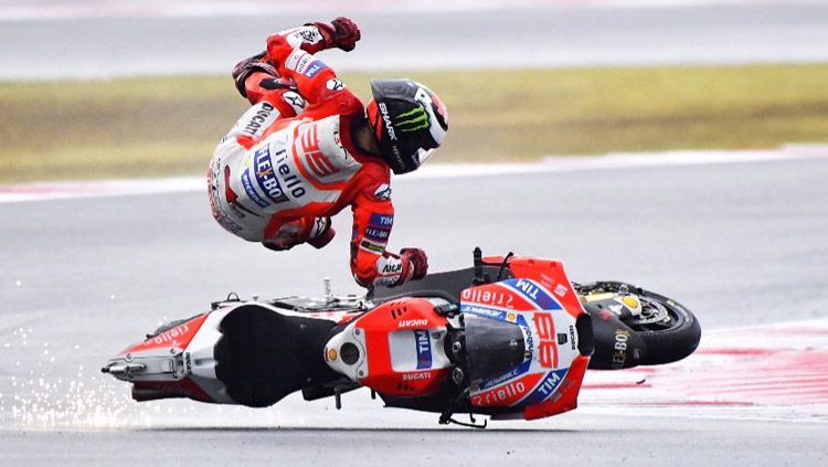 Jorge Lorenzo terjatuh pada salah satu seri MotoGP tahun lalu. Copyright: © getty images