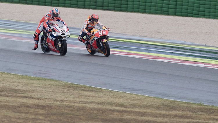 Marc Marquez dan Danilo Petrucci dalam lintasan balap MotoGP San Marino. Copyright: © getty images