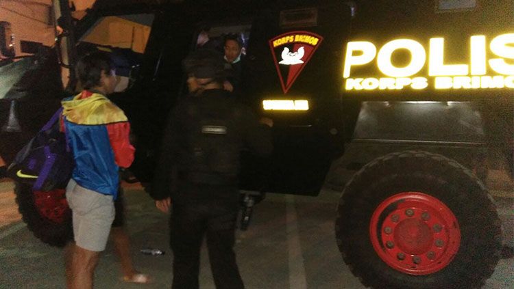 Mobil keamanan yang digunakan untuk mengantar pemain Arema FC. Copyright: © Ian Setiawan/INDOSPORT