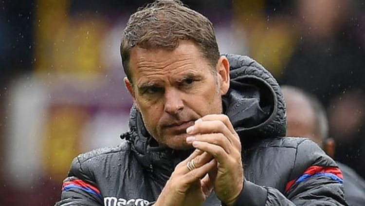 Frank De Boer merasa terlalu dicampuri urusannya oleh Chairman Crystal Palace. Copyright: © BBC