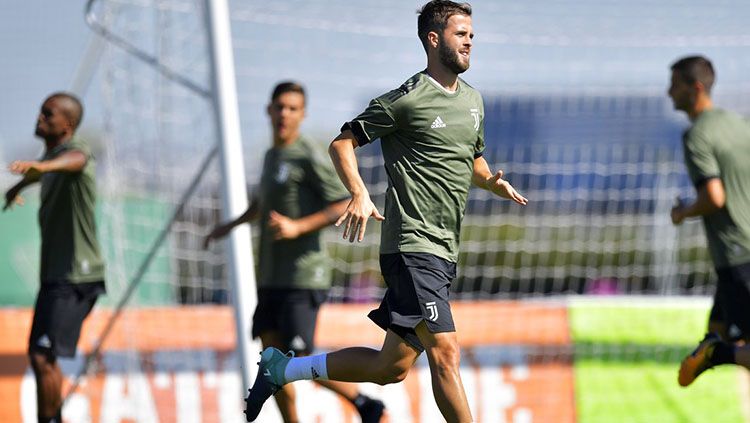 Miralem Pjanic saat mengikuti sesi latihan jelang laga Juventus vs Barcelona Copyright: © @ChampionsLeague