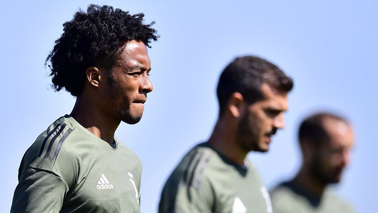 Juan Cuadrado saat mengikuti sesi latihan. Copyright: © @ChampionsLeague