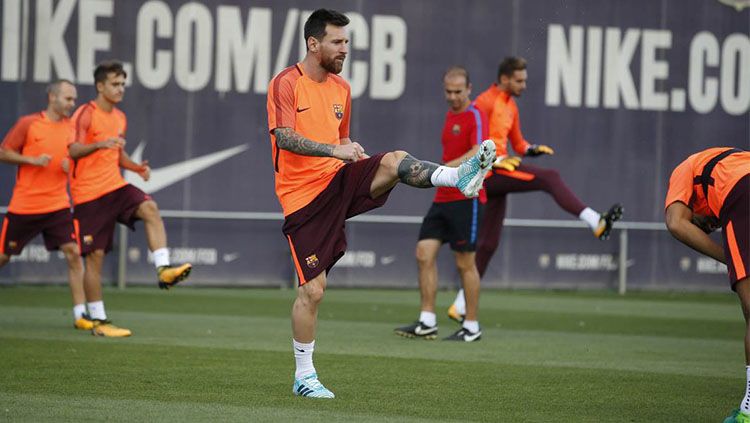 Lionel Messi di sesi latihan jelang laga Juventus vs Barcelona. Copyright: © @ChampionsLeague