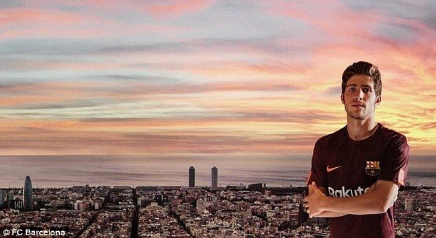 Roberto dengan balutan seragam terbaru Barcelona Copyright: © FC Barcelona