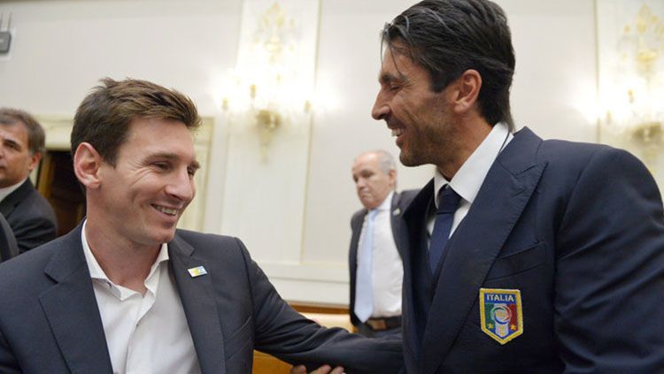 Moment ketika Lionel Messi bertemu Gianluigi Buffon. Copyright: © Skysport