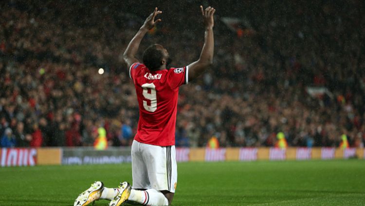 Romelu Lukaku lakukan selebrasi usai cetak gol kedua untuk Manchester United. Copyright: © getty images