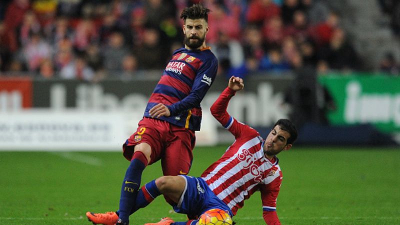 Gerard Pique saat melawan Sporting Gijon. Copyright: © getty images