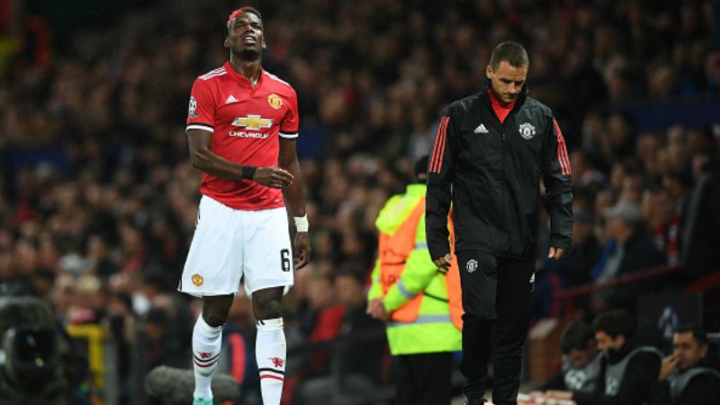 Paul Pogba (merah) merintih kesakitan sambil berjalan meninggalkan lapangan. Copyright: © getty images