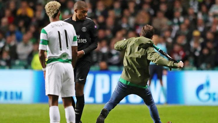 Fans Celtic nekat masuk dalam stadion untuk menyerang Kylian Mbappe. Copyright: © thesun.co.uk