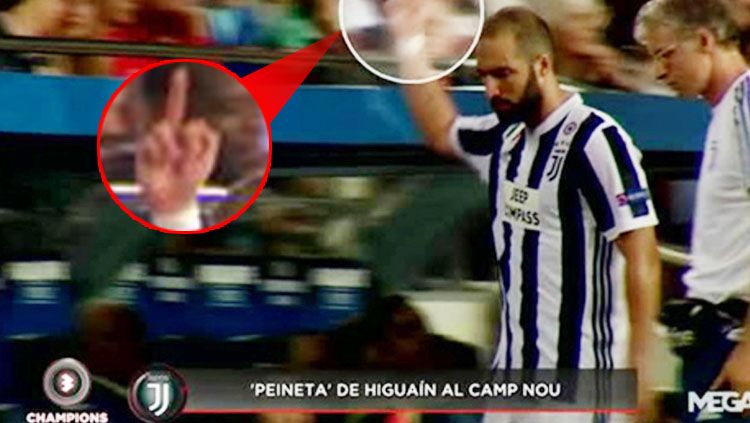 Gonzalo Higuain acungkan jari tengah. Copyright: &copy; sport-english