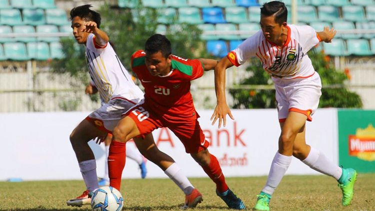 Asnawi Bahar (Timnas Indonesia U-19) mendapat kawalan ketat dari dua pemain Brunei Darussalam. Copyright: © PSSI