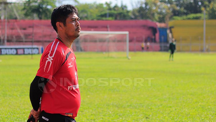 Nilmaizar saat mimpin latihan Semen Padang di Stadion H. Agus Salim, Padang. Copyright: © Taufik Hidayat/INDOSPORT