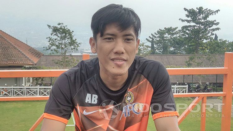 Pemain senior klub Liga 1 Persela Lamongan, Ahmad Bustomi, positif terpapar Covid-19. Kabar tersebut ia bagikan melalui Instagram pribadinya. Copyright: © Indosport/Ian Setiawan