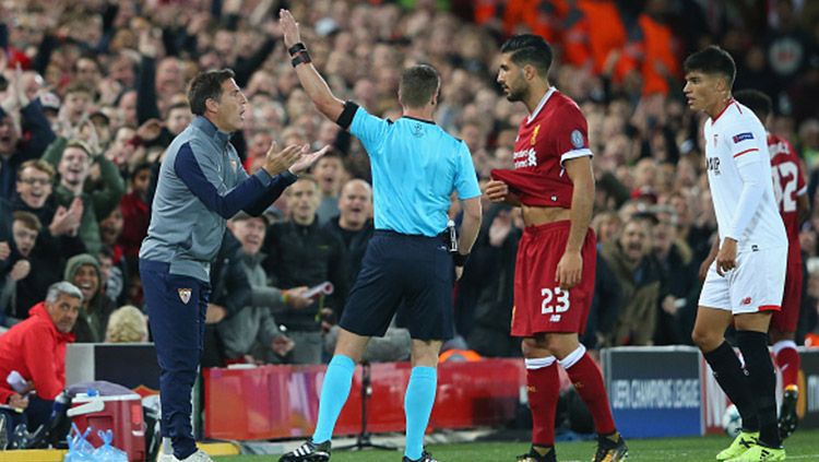 Eduardo Berizzo, pelatih Sevilla diusir oleh wasit. Copyright: © getty images