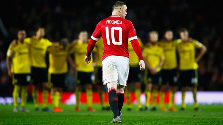 Wayne Rooney sempat dikawal petugas keamanan gara-gara tingkahnya yang sulit diatur saat membela Manchester United. Copyright: © getty images
