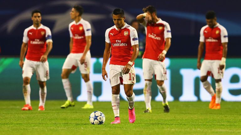 Para pemain Arsenal yang tertunduk lesu usai telan kekalahan. Copyright: © SkySport.com