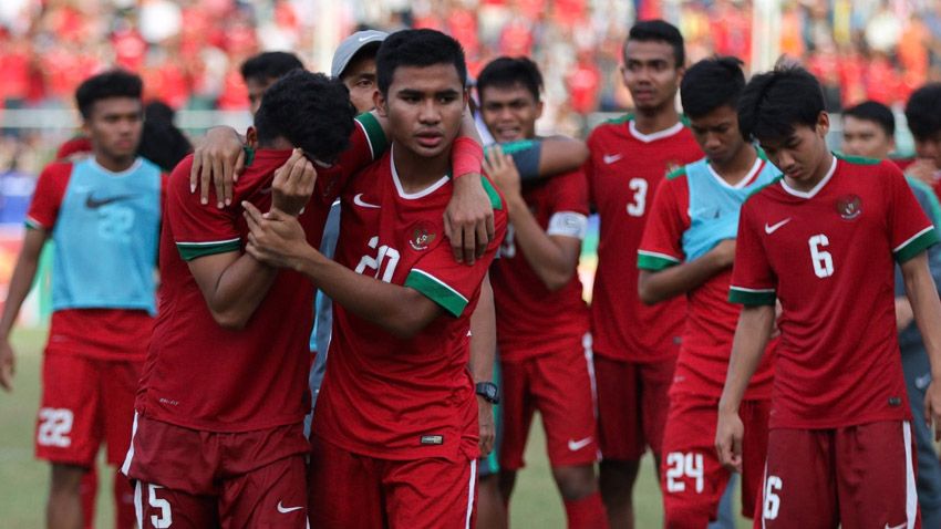 Kesedihan para pemain Timnas Indonesia U-19 usai dikalahkan Thailand. Copyright: © PSSI