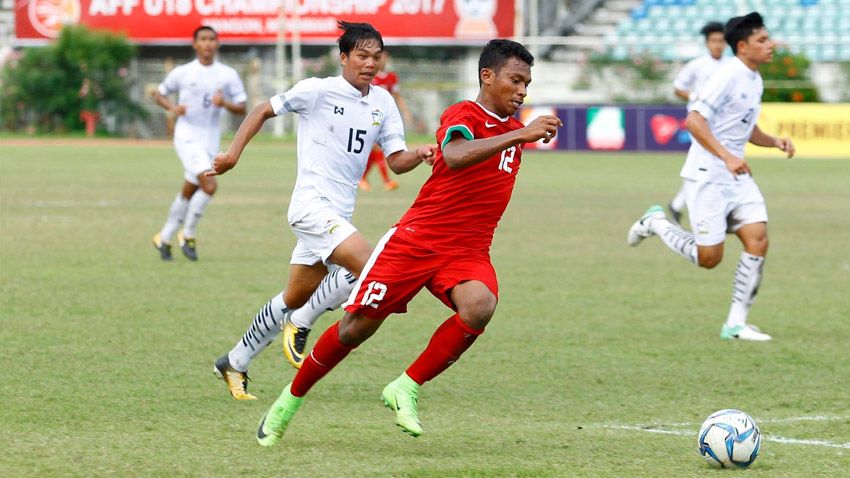 Aksi pemain Indonesia saat lawan Thailand. Copyright: © PSSI