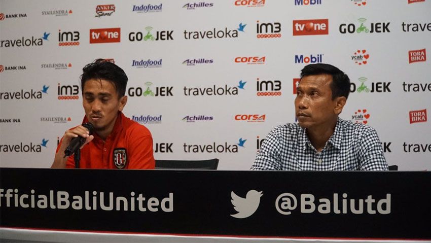 Pelatih Bali United, Widodo C. Putro dengan Taufiq. Copyright: © Media Persija