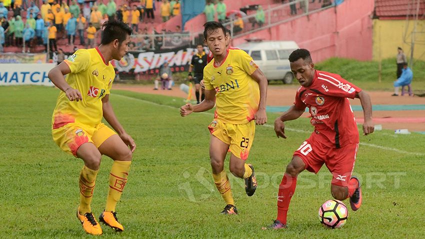 Pertandingan Semen Padang vs Bhayangkara FC. Copyright: © Taufik Hidayat/Indosport.com
