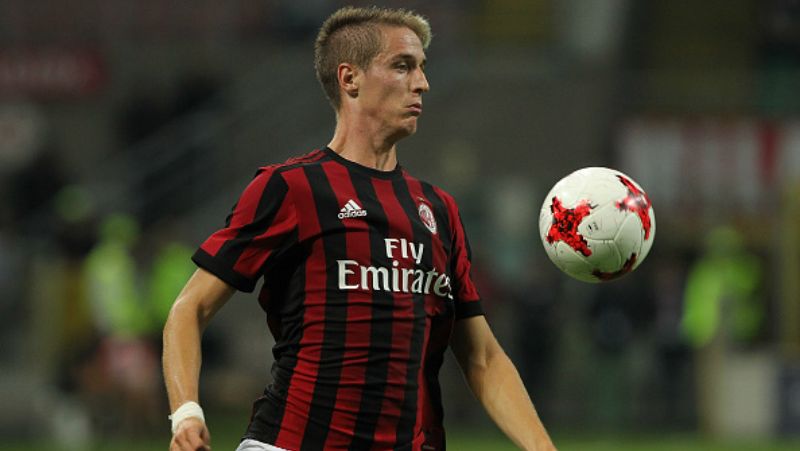 Pemain sepak bola AC Milan, Andrea Conti, kabarnya menyulitkan pihak Rossoneri untuk mendatangkan bek Tottenham Hotspur yang bernama Serge Aurier. Copyright: © getty images