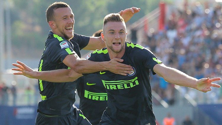 Milan Skriniar tengah melakukan selebrasi bersama Ivan Perisic. Copyright: © getty images