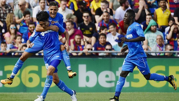 Gaku Shibasaki merayakan gol bersama rekan satu timnya pada menit ke-39. Copyright: © getty images