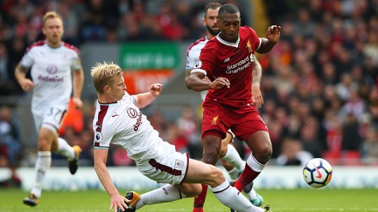 Duel antara pemain Liverpool vs Burnley. Copyright: © getty images