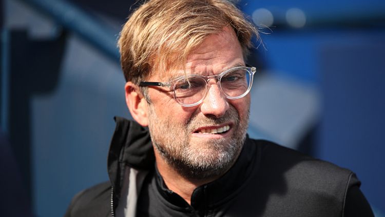 Jurgen Klopp mengungkap perasaannya saat tahu legenda Liverpool, Kenny Dalglish, terinfeksi virus corona. Copyright: © getty images