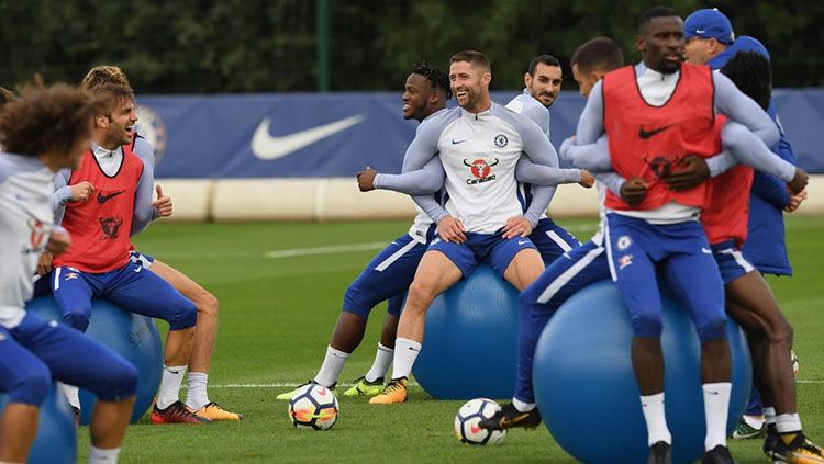Para pemain Chelsea sedang latihan. Copyright: © standard.co.uk