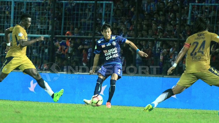 Syaiful Indra Cahya (Arema FC) tengah mengeksekusi bola saat melawan Persib Bandung. Copyright: © INDOSPORT/Ian Setiawan