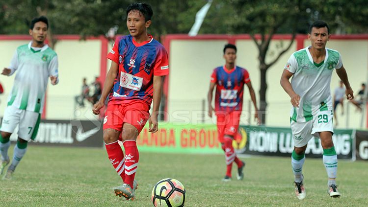 Pemain Persigo Semeru FC (tenagh) saat melawan Persekap Kota Pasuruan. Copyright: © Ian Setiawan/INDOSPORT
