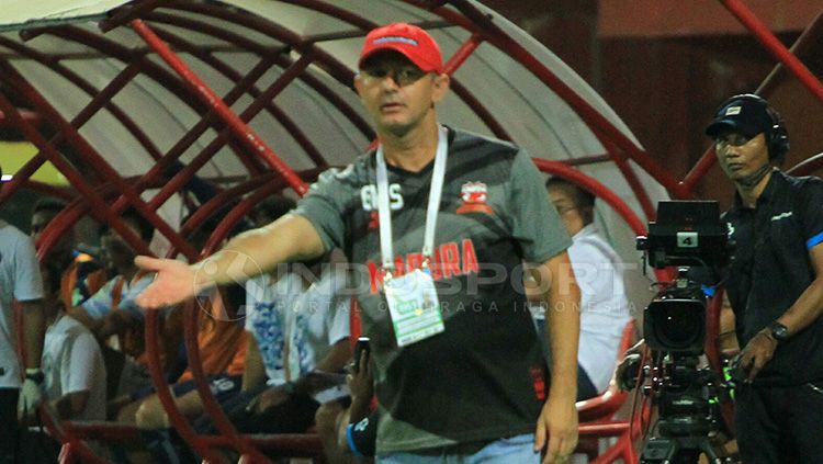 Pelatih Madura United, Gomes De Oliviera. Copyright: © Ian Setiawan/INDOSPORT