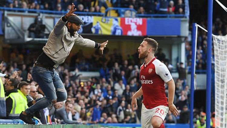 Luapan kebahagiaan fans Arsenal yang mengira gol Mustafi tidak offside. Copyright: © Lee Mills/Rex/Shutterstock