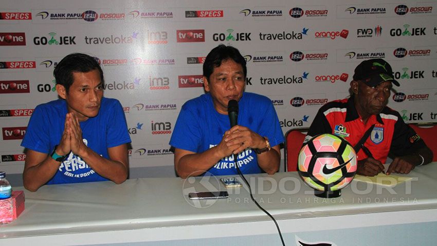 Pelatih Persiba Balikpapan, Hariyadi, dalam konferensi pers pasca laga. Copyright: © Teddy Rumengan/Indosport.com