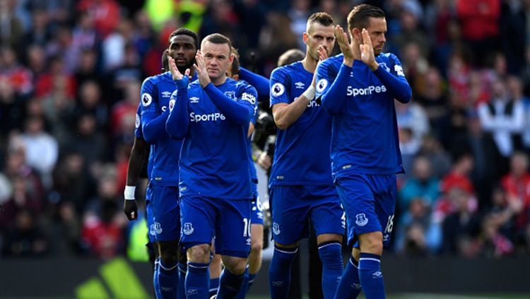Para pemain Everton tepuk tangan sebagai bentuk apresiasi kepada para fans. Copyright: © getty images