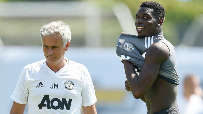 Jose Mourinho dan Paul Pogba dalam sesi latihan Man United. Copyright: © getty images